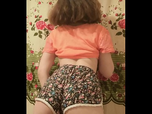 ❤️ Тачаангуй залуу бяцхан хүүхэн камер дээр шорт тайлж байна Порно видео манайд ﹏